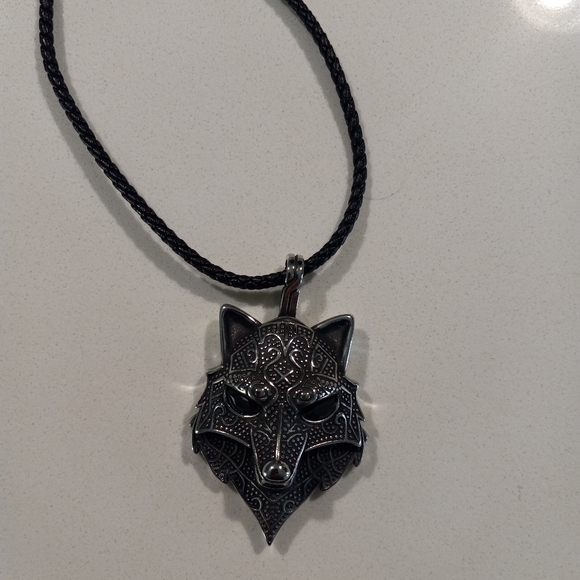 Wolf head necklace with gemstone eyes - Picture 2 of 2